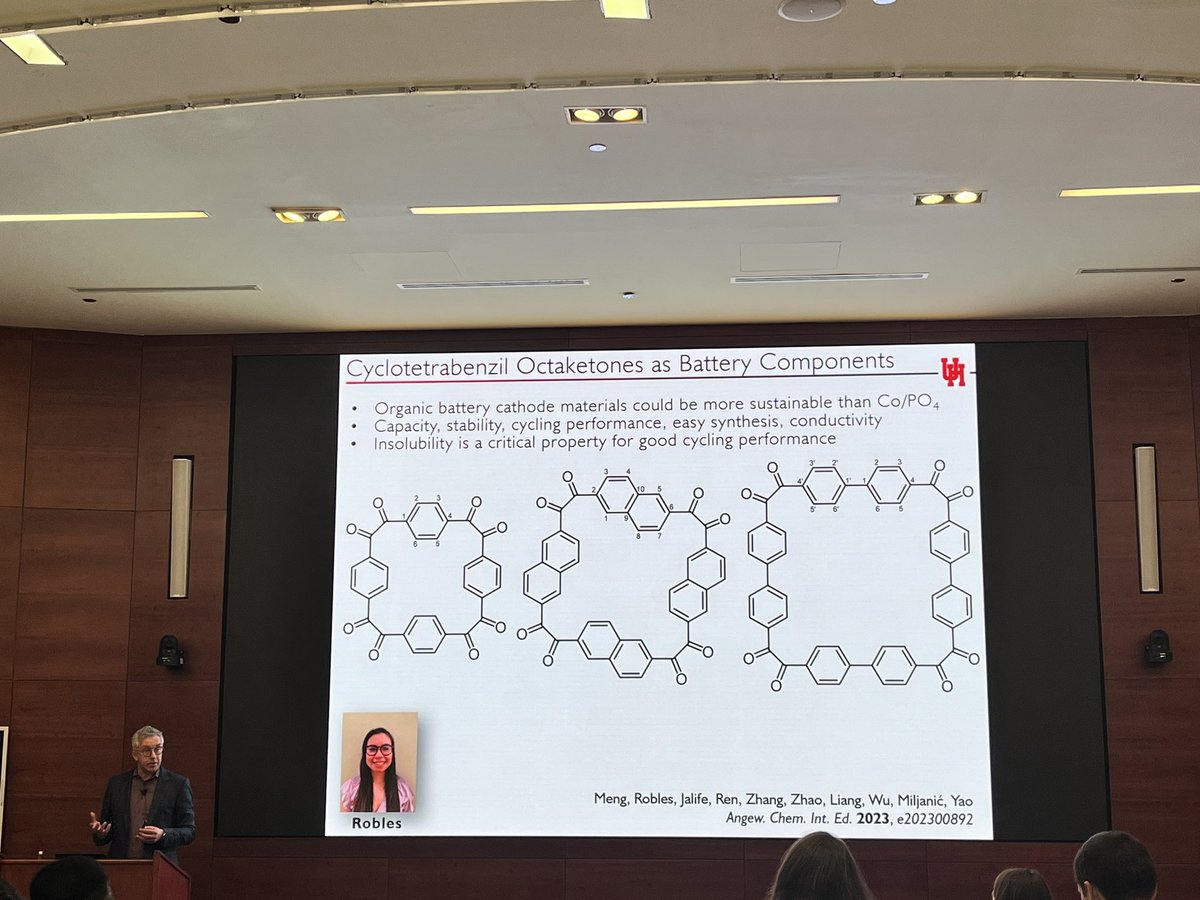 Your PhD supervisor @MiljanicGroup being a proud dad and showing off your work <a href="/chem_alexrob/">Alexandra Robles</a> 💪🏽😎