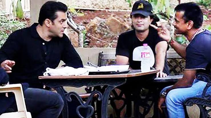 Salman Khan × AR Murugadoss is finally happening 💥 many of you who don't know, Murugadoss had first offered GHAJINI to #SalmanKhan but due to unknown reasons Bhai rejected it & film went to Aamir & rest is history, Salman has finally got a director who can justify him Onscreen.