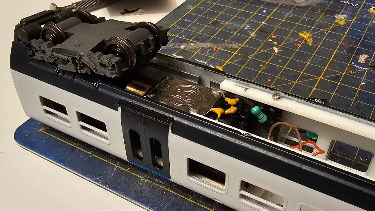 PdannyH's tweet image. #WhatsOnTheWorkbench - Class 458/4 has had a Bachmann Class 450 motor installed &amp;amp; Hunt Couplings fitted. The motor is in the PTSO at the toilet end. It wasn't as difficult to fit as I anticipated, which was a relief &amp;amp; it runs like a dream #testrun #TMRGUK #VariousMultipleUnits