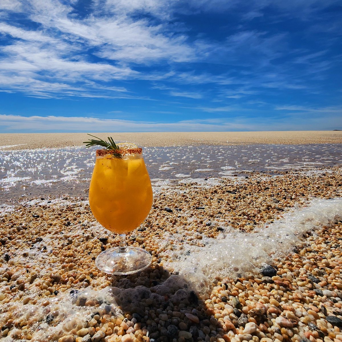 Indulge in seaside elegance at #ZoëtryCasadelMar. 
Savor the essence of oceanfront luxury with every sip, as the Sea of Cortez serenades your senses. spr.ly/6013Vj4dz