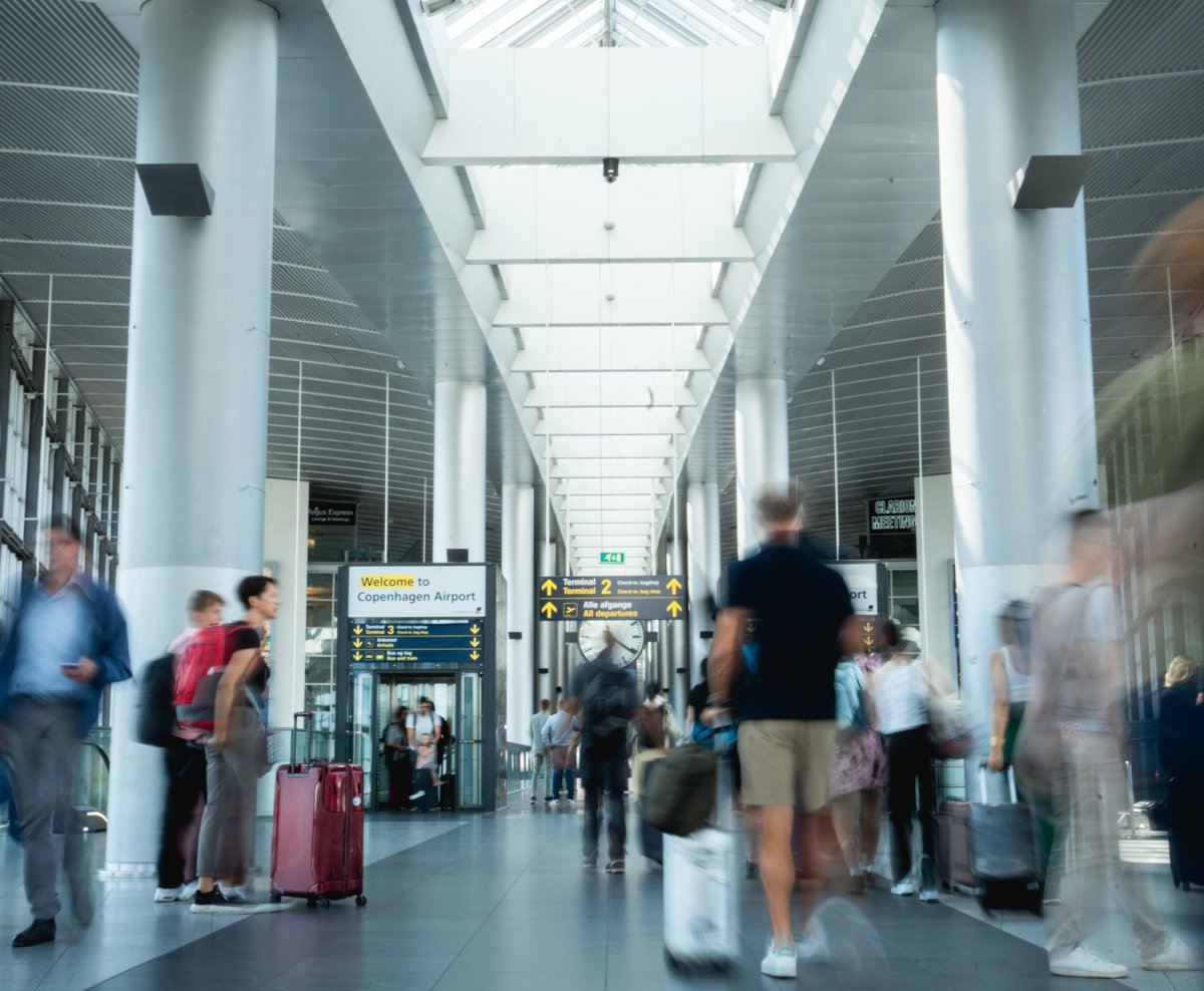 Passagerfremgang fortsætter i 2024✈️👏 I januar havde vi besøg af 1,7 mio. rejsende, hvilket er syv pct. flere end sidste år. Størst fremgang i pct. er der til Asien, Mellemøsten og Nordamerika. Dyk ned i tallene her: bit.ly/498pAKD #dktrp #luftfart #rejse