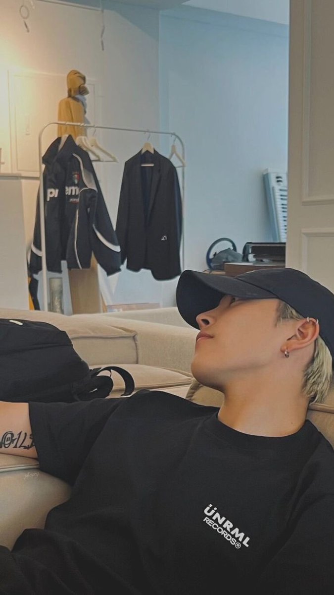 no1likemelli's tweet photo. soft launch boyfriend coded pics of hongjoong ㅡ a thread ♡ https://t.co/k9vZGPaLFP
