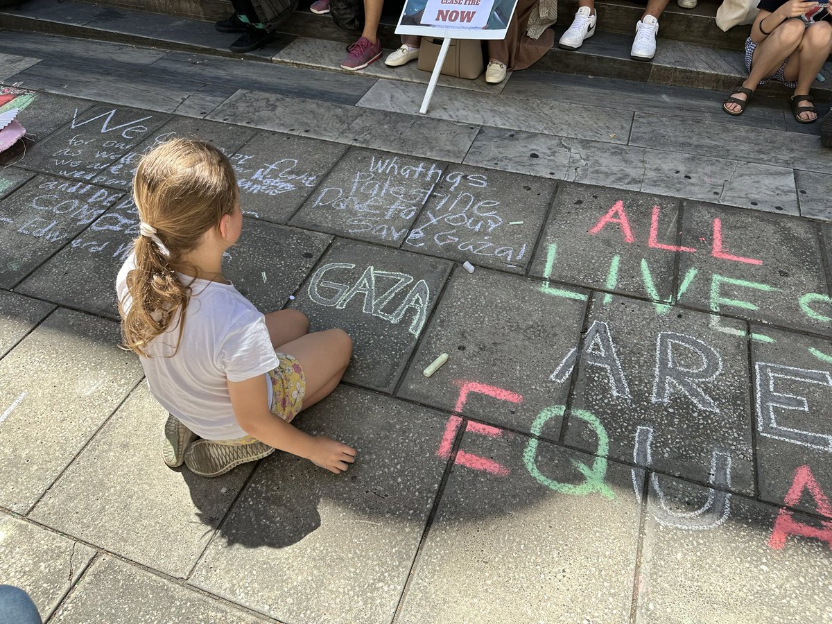 DemOnTheStreets's tweet photo. Chalk is kryptonite to fascists. t’s too damn democratic, encourages creativity & imagination. and tends to empower women, children, and the marginalised.
🟣#MWeNeedToChalk
🌏#DemocracyOnTheStreets
✊🏽Connect the #DOTS 🐛🦋
🍉https://t.co/F2OhVmA0MJ https://t.co/vLaayBPEP6