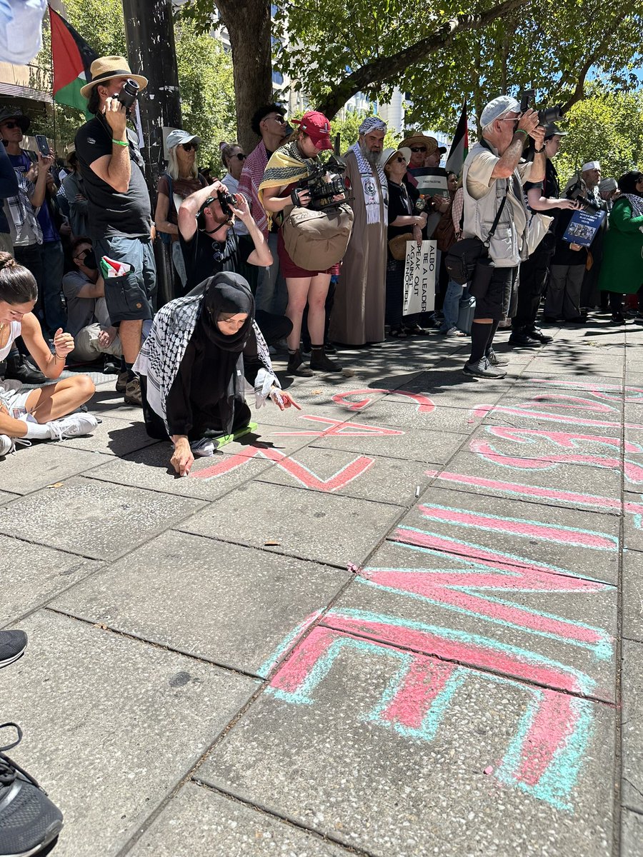 DemOnTheStreets's tweet photo. Chalk is kryptonite to fascists. t’s too damn democratic, encourages creativity & imagination. and tends to empower women, children, and the marginalised.
🟣#MWeNeedToChalk
🌏#DemocracyOnTheStreets
✊🏽Connect the #DOTS 🐛🦋
🍉https://t.co/F2OhVmA0MJ https://t.co/vLaayBPEP6