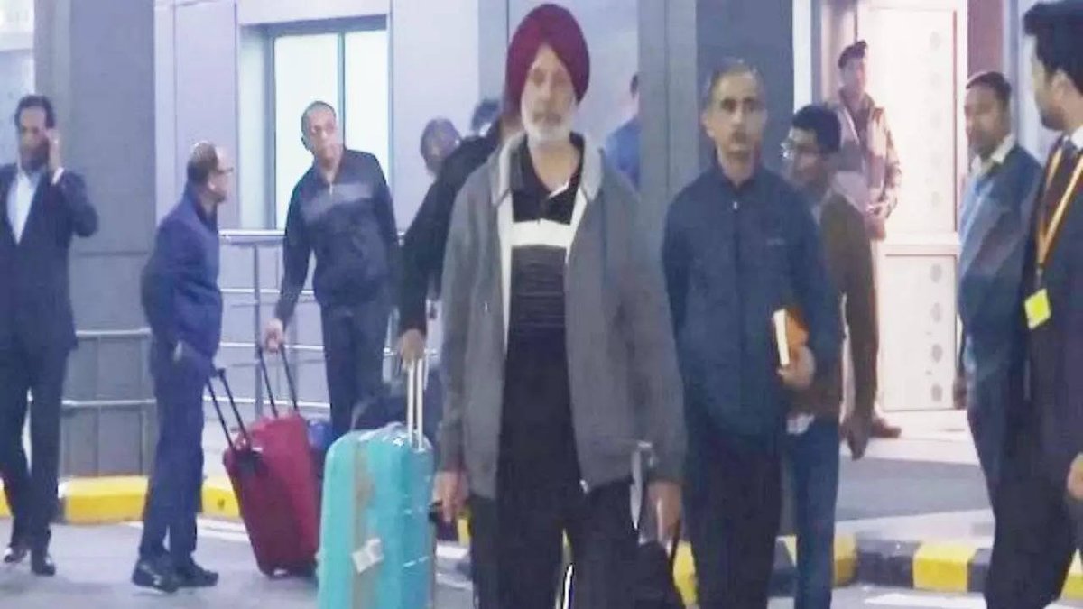 BREAKING NEWS 🚨 Navy Veterans released by Qatar said "Return Was Not Possible Without Modi"  ❤️🔥

They got emotional after landing in India &amp; said "We waited 18 months to be back home. It became possible because of PM's personal intervention. We thank PM from the bottom of our