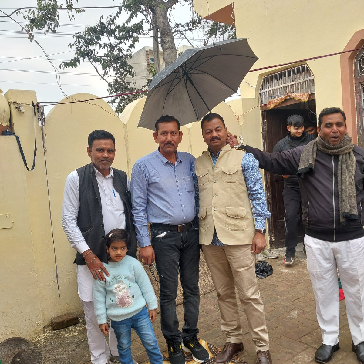 ShivPrajapati67's tweet photo. छोटा भाई Surendra Kumar Prajapati  और साह जी श्री नरेश कुमार जी जींझोलिया ....साह जी श्री  Dharam Chand  जी भट्टीवाल बामला 
#samdhi #betikishadi https://t.co/E1IH6RwlTD