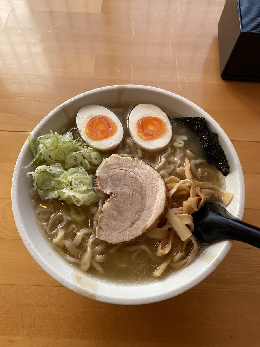 marondax's tweet photo. 今日は、移転後初訪問の海神にて中華大、煮卵、
貝出汁が効いてて美味ですねー。 https://t.co/boQ5glKyAU