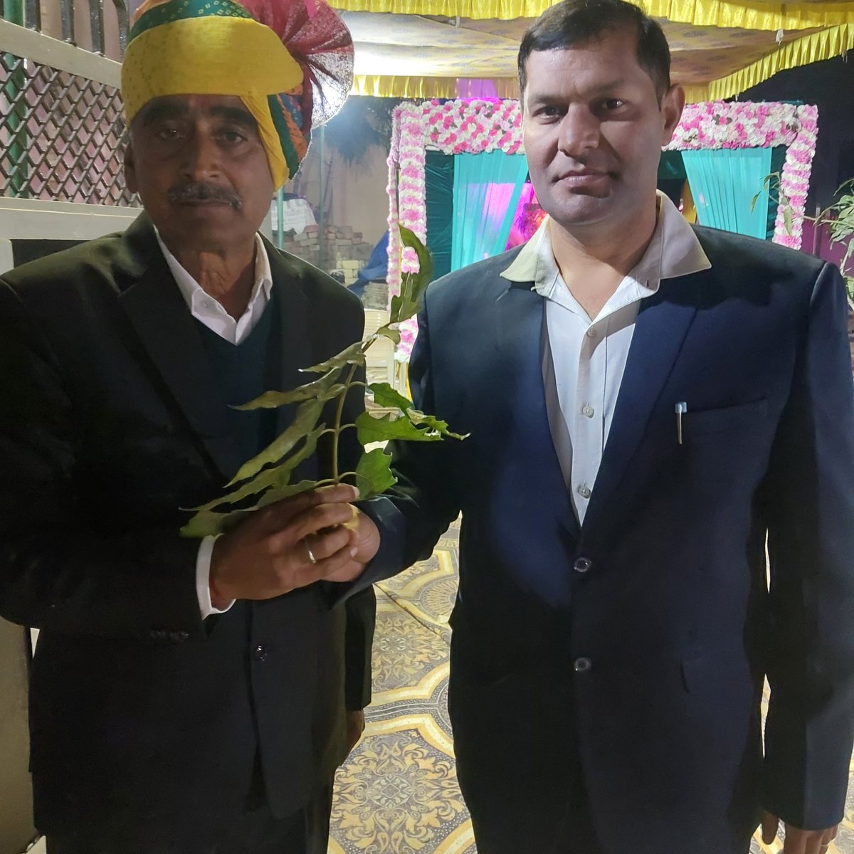 ShivPrajapati67's tweet photo. छोटा भाई Surendra Kumar Prajapati  और साह जी श्री नरेश कुमार जी जींझोलिया ....साह जी श्री  Dharam Chand  जी भट्टीवाल बामला 
#samdhi #betikishadi https://t.co/E1IH6RwlTD