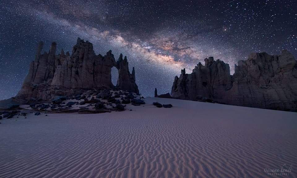 ATOMEE__'s tweet photo. La Voie lactée se dévoile dans toute sa beauté depuis le désert algérien. 

📸 Oussama hamdi photographe https://t.co/8cTkpeeXw5
