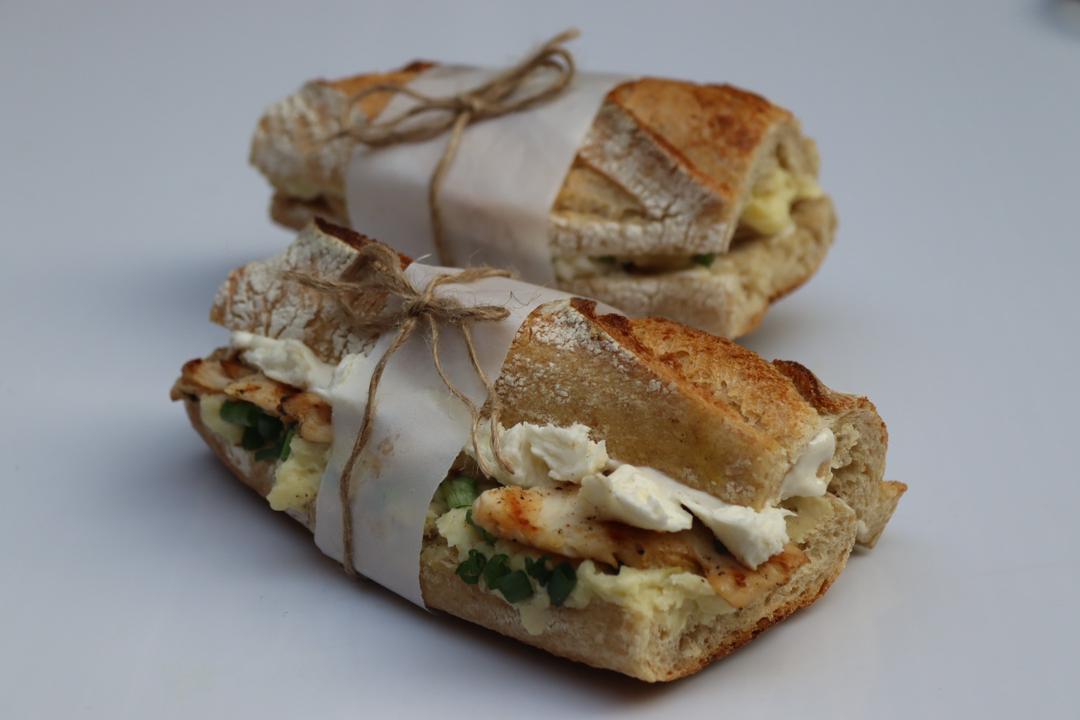 cafe_raya's tweet image. محصولات صبحانه و میان وعده بیرون بر آماده ما در خانه آماده ارایه شدن 
ساندویچ حمص و خیار 
و ساندویچ پوره سیب زمینی و مرغ و موزارلا
 آغاز گر رایاپلاس هستن 
همین قدر خوشمزه و  جذاب 
#رایاپلاس
#بیرونبر
#خانه_رایا
#خوشمزه