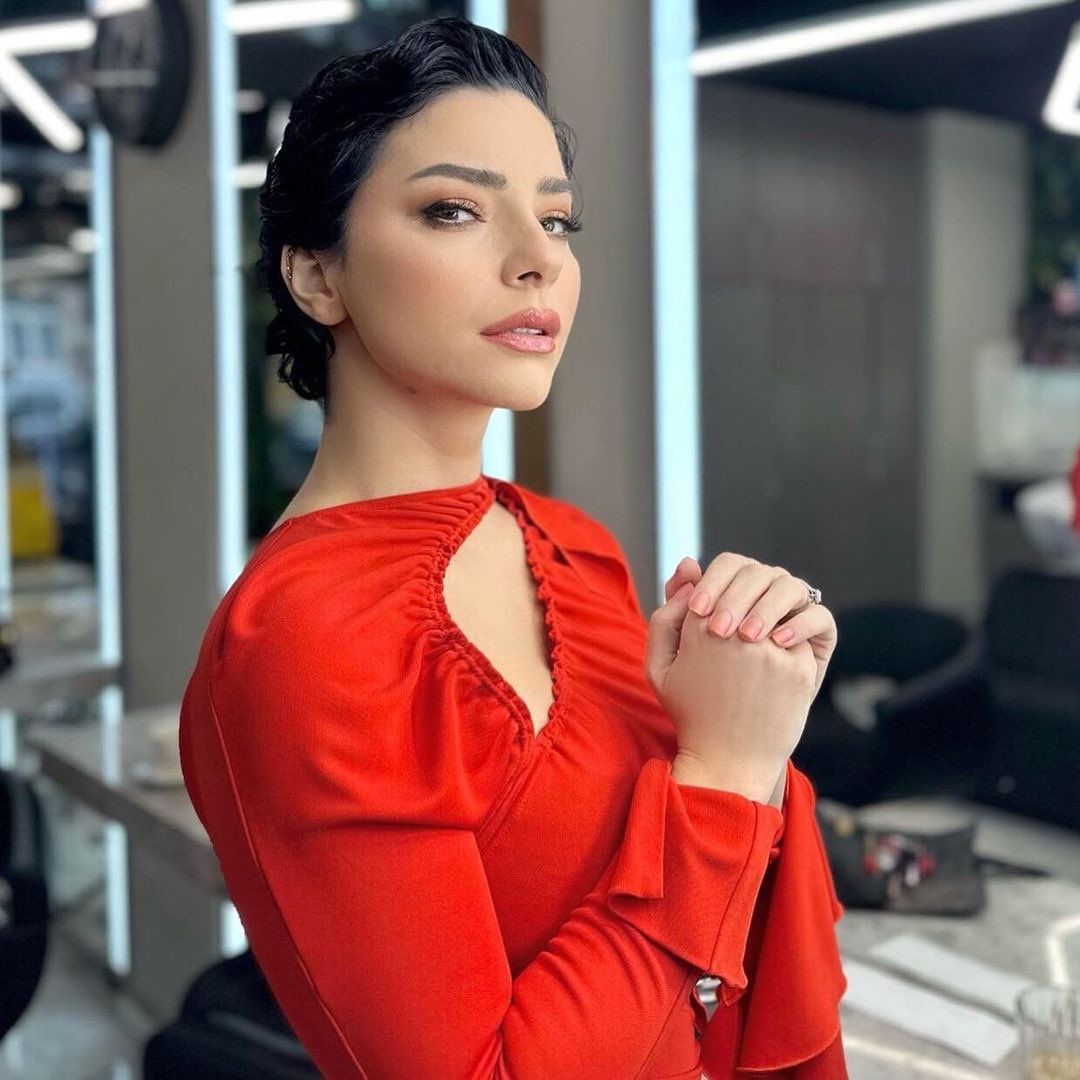 Merve Boluğur: 

“Kendimi ilişkiye adıyorum. Geyşa olmayı seviyorum, bıraksan ayağını bile yıkarım.”