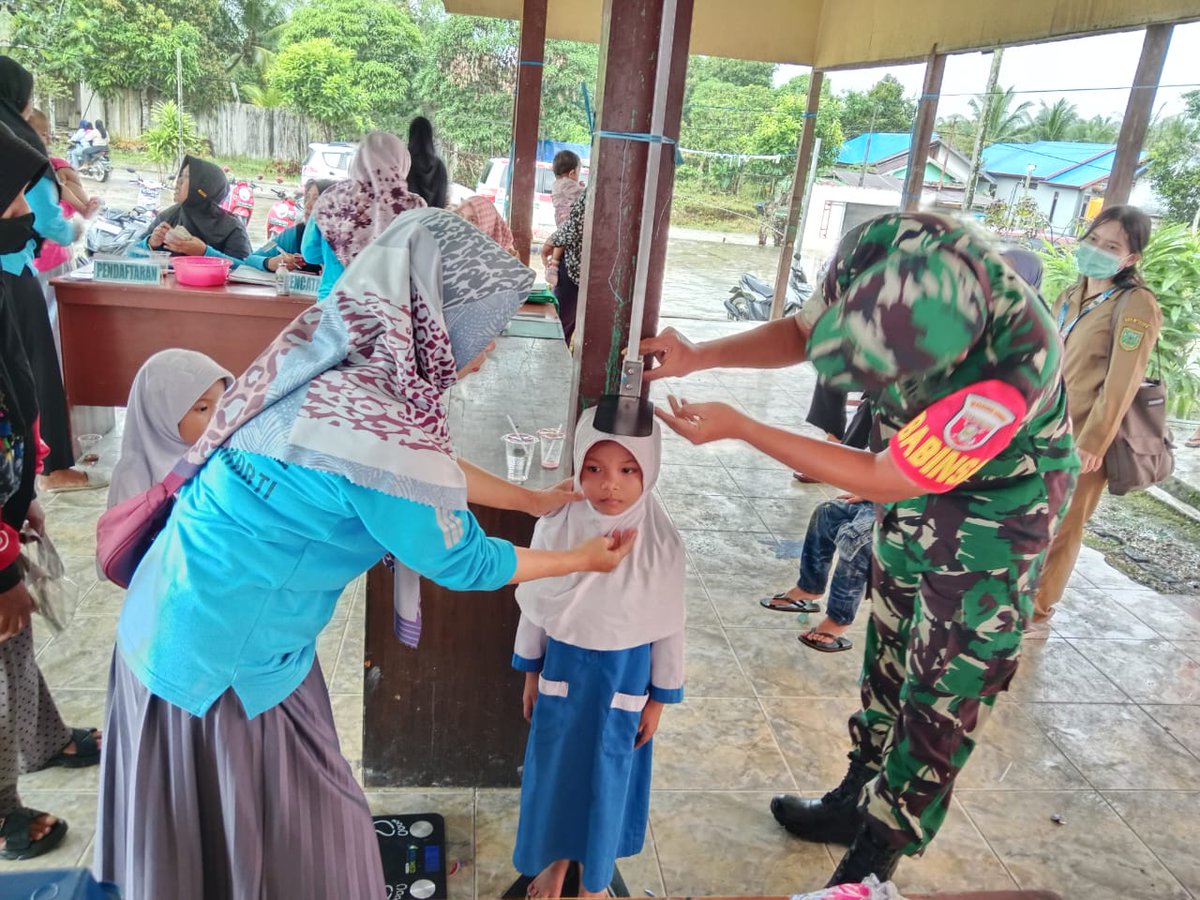 Trd0902's tweet photo. Pendim0902BERAU - Peranan Babinsa Koramil 04/Trd Kodim 0902/Berau Kodam VI/Mulawarman Peltu Mugiyanto, Laksanakan Giat pendampingan posyandu dan pemberian vitamin A , bertempat Posyandu Garuda Kp. Labanan Makarti Kec. Teluk Bayur Kab. Berau. Senin (12/02/2024). https://t.co/Bo9rW369pU
