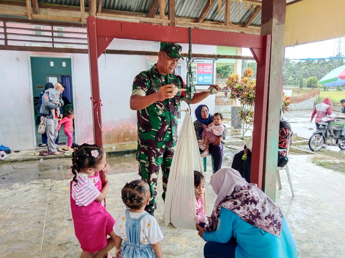 Trd0902's tweet photo. Pendim0902BERAU - Peranan Babinsa Koramil 04/Trd Kodim 0902/Berau Kodam VI/Mulawarman Peltu Mugiyanto, Laksanakan Giat pendampingan posyandu dan pemberian vitamin A , bertempat Posyandu Garuda Kp. Labanan Makarti Kec. Teluk Bayur Kab. Berau. Senin (12/02/2024). https://t.co/Bo9rW369pU