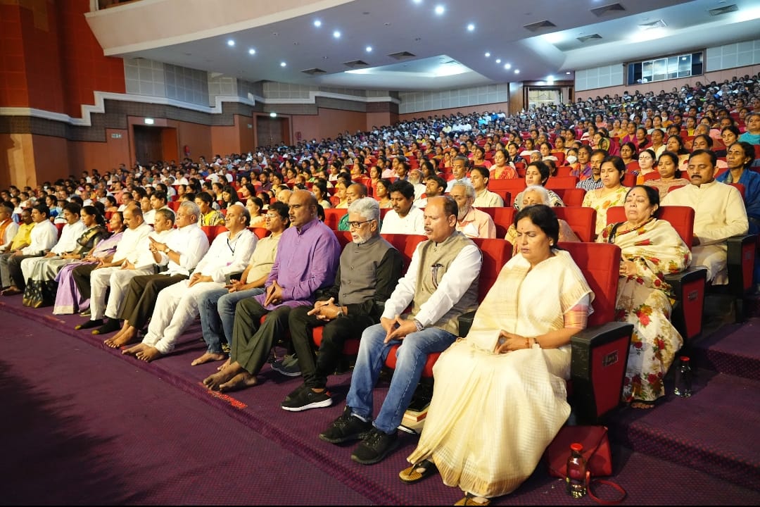 sushumnakriya's tweet photo. Witness these captivating pictures from the divine Sushumna Kriya Yoga Public Class by Pujya Guruma Aathmanandamayi at Shilpakala vedika, Hyderabad in 2022! 

#Hyderabad #SushumnaMeditation #HyderabadEvent https://t.co/09rnW4UNYH