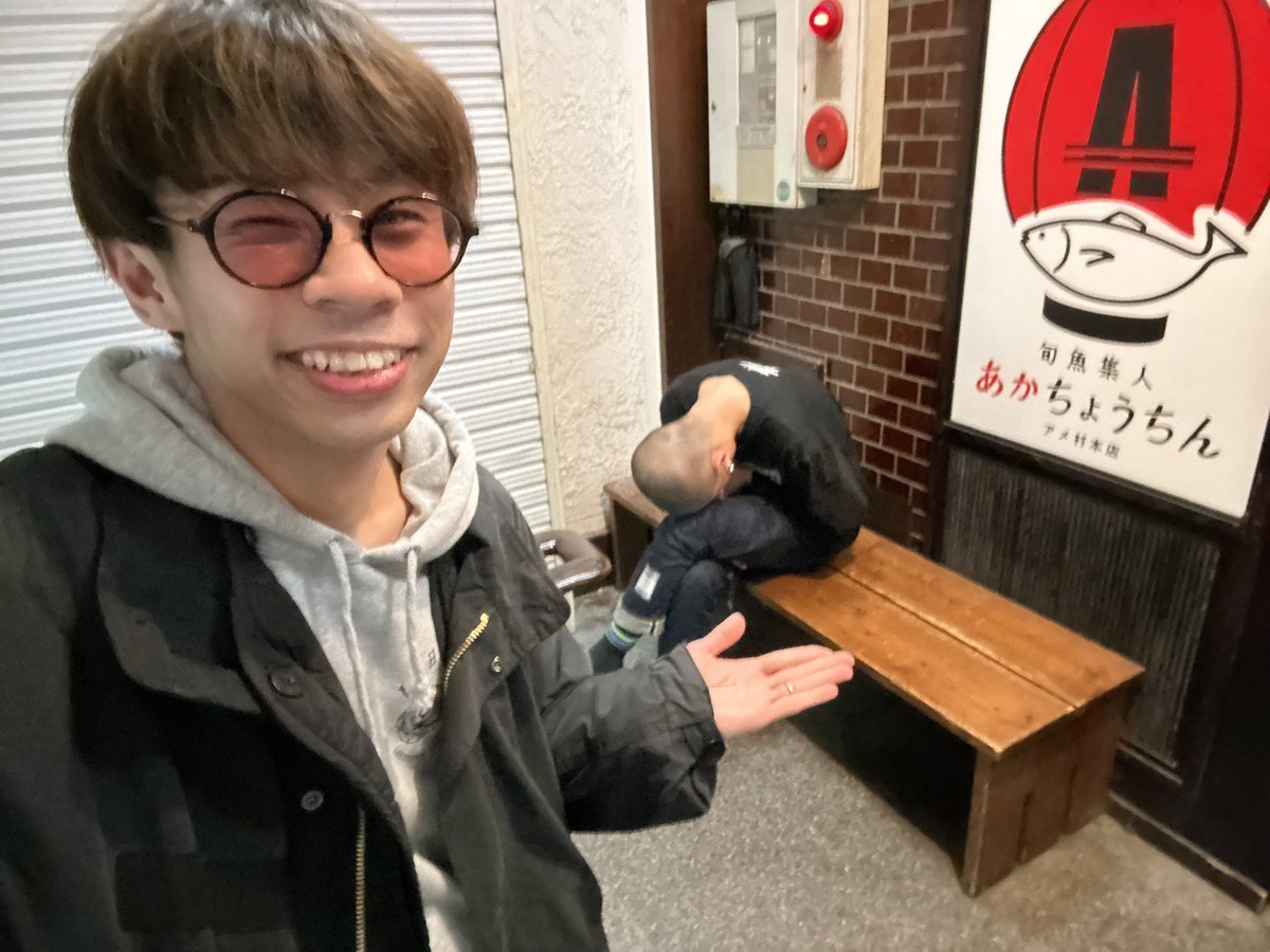 sakuuic's tweet photo. 昨晩は心斎橋BRONZEありがとうございました！10周年おめでとう🎊
ジャムドと BRONZEタカオくんに感謝🙌

All I Clacksのドラムひろとが大阪ラストということでステージ袖から盗撮。笑
良いライブしてた��💯

打ち上げでフルスロットルで頑張ったガイが充電切れ起こしたところも盗撮。笑 https://t.co/dxHkNQmAfm