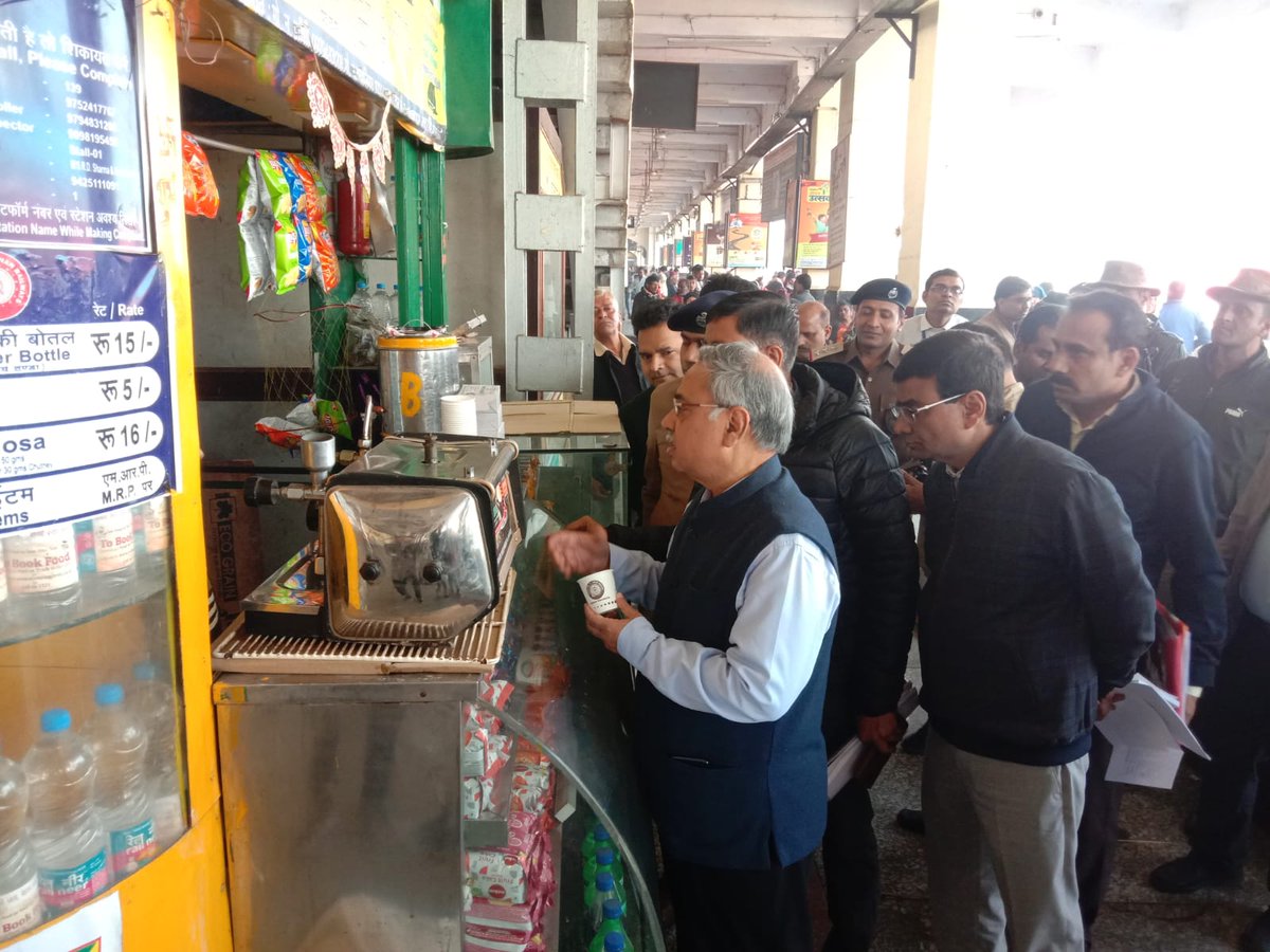 CPRONCR's tweet photo. आज दिनांक 12/02/2024 को महाप्रबंधक श्री रविन्द्र गोयल ने झाँसी मंडल के  ग्वालियर स्टेशन का निरीक्षण किया। इस दौरान उन्होंने स्टेशन के पुनर्विकास कार्यों का जायजा लिया साथ ही जनप्रतिनिधियों से वार्ता की तथा यात्री सुविधाओं को भी देखा। @RailMinIndia https://t.co/jFcgyvVRBe