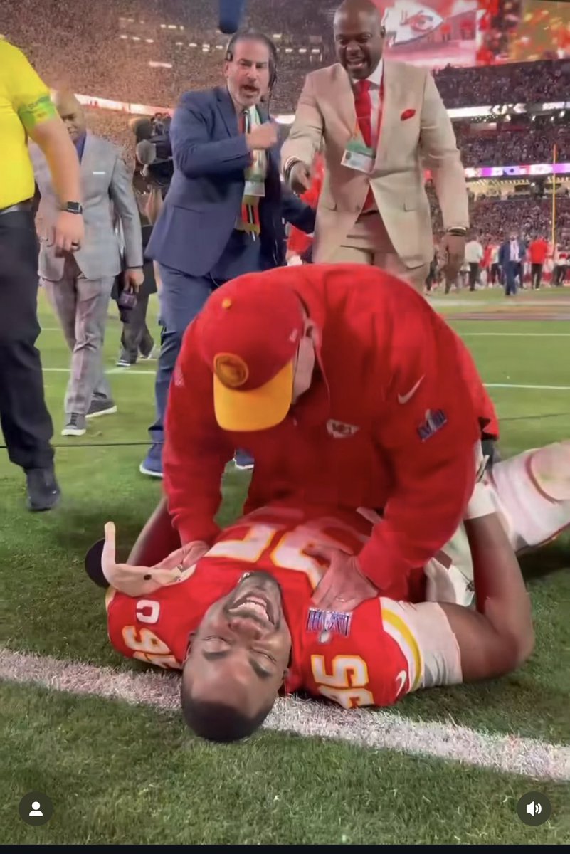Jmoneybetsports's tweet photo. Hell nah Andy Reid had bro in missionary 🤣🤣🤣🤣🤣🤣 https://t.co/NCcI2Sh4Nj