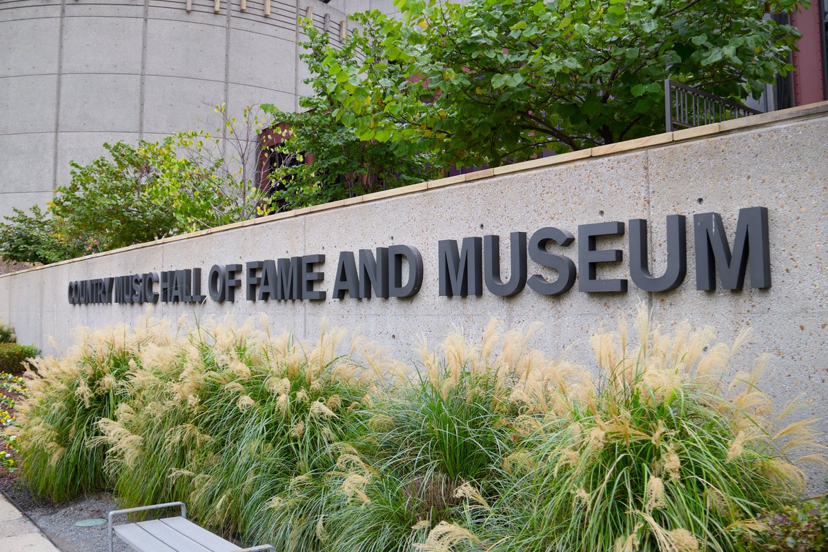 Il #CountryMusic Hall of Fame Museum di #Nashville è molto più di un semplice museo; è un viaggio attraverso le radici della musica americana. Da #ElvisPresley fino a #TaylorSwift, ogni angolo racconta un capitolo unico di questa incredibile storia.

itinerariodiviaggio.com/country-music-…