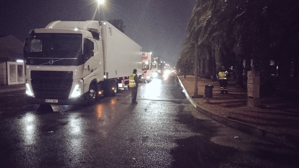 aliciadsllanos's tweet photo. Están bloqueando el acceso a numerosos camiones desde alrededor de las 7 de la tarde de este domingo. #Plataforma6F #tractorada #Murcia #Alicante https://t.co/YQfzVFJUj4