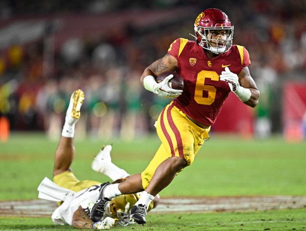 Meet Austin Jones, RB, USC ✅️Excellent vision+patient runner ✅️Very good pass blocker ✅️Not flashy but gets the job done Not going to jump off the stat sheet or testing but impressed on film as being fundamentally sound.