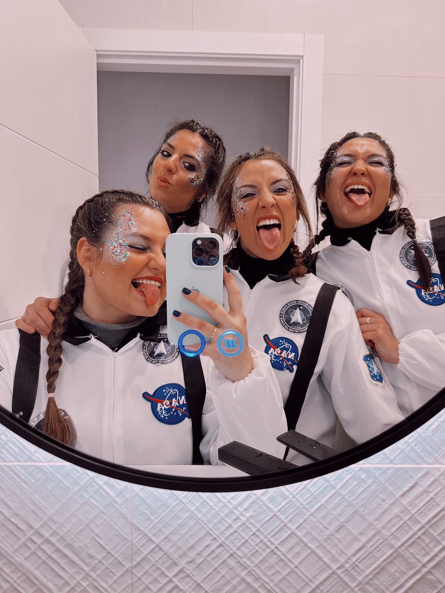 LaraMdB's tweet photo. 2ª familia. 💙 https://t.co/mg6I2FkswF