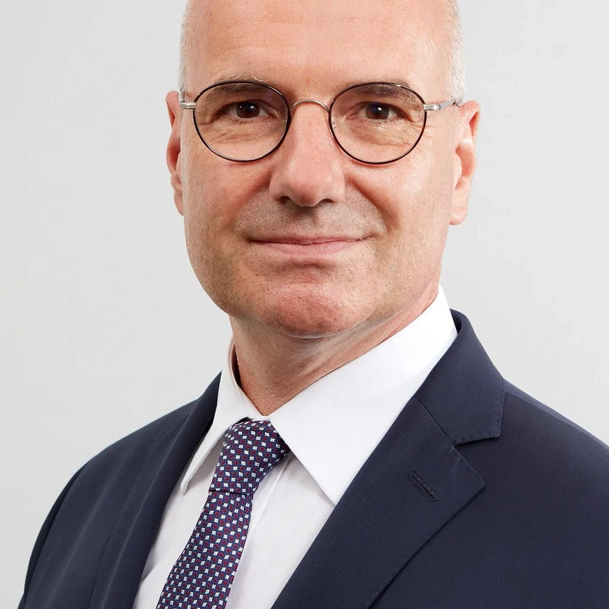 Sächsische Landesärztekammer lehnt Extremismus ab. Menschenwürde und Mitmenschlichkeit zentrale Prinzipien der ärztlichen Ethik. Anteil der berufstätigen ausländischen Ärztinnen und Ärzte ca. 15%. Ohne sie wäre medizinische Versorgung gefährdet. slaek.de