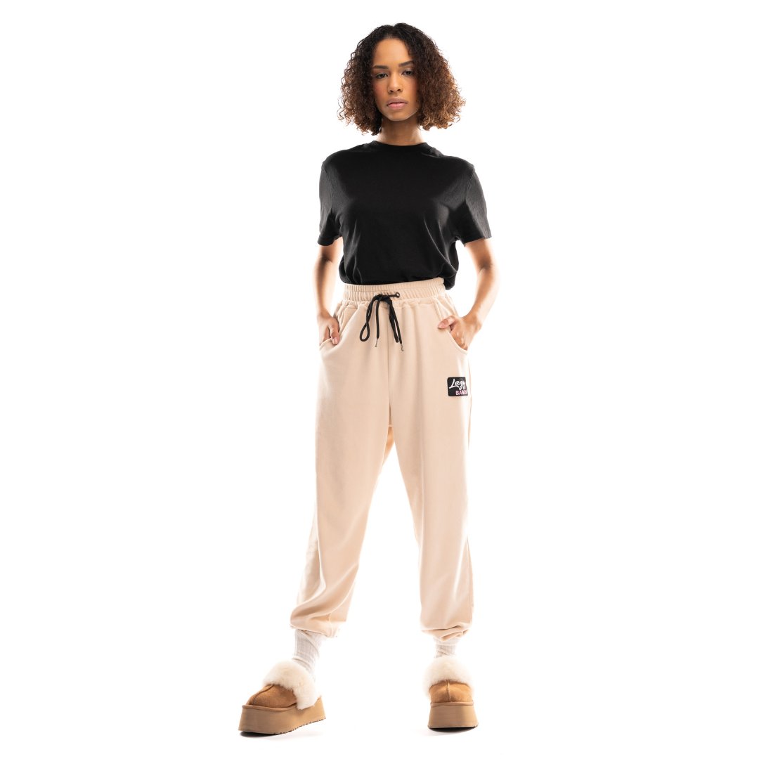 LazyBabes_com's tweet photo. 🍦 Luxuriate in the delectable comfort of our ultra-soft Vanilla Dream joggers!

This stylish and comfy piece is the epitome of cozy chic, seamlessly blending comfort and effortless style. 
New collection is OUT! Link in bio 🔗

#lazybabes #womenstracksuit #velourset #loungewear https://t.co/cVUazMYlUU