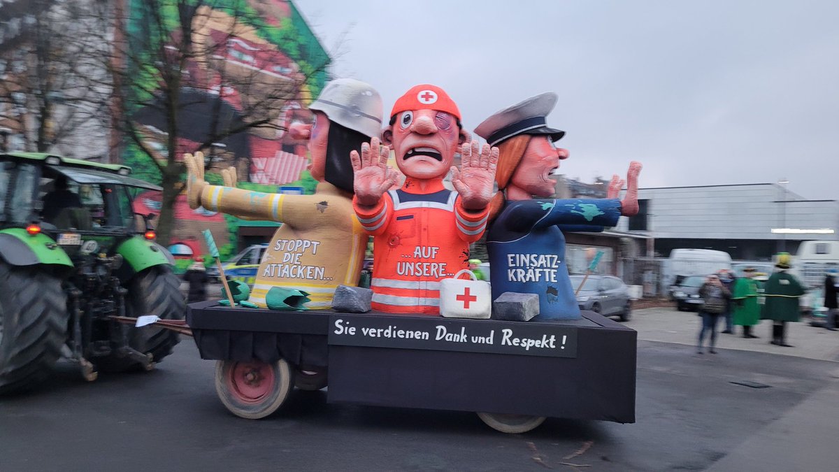 Mottowagen Nr. 1: Ausnahmsweise kein typischer Tilly-Spott – sondern Dank an die Arbeit der Polizei- und Rettungskräfte! Angesichts der zunehmenden Angriffe soll dieser Wagen aus Tillys Sicht einen großen Respekt für deren Arbeit und ein dickes Dankeschön ausdrücken. #Rosenmontag