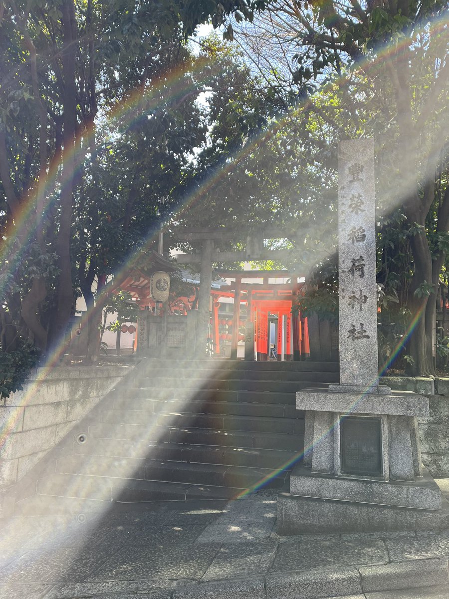 今日は高校時代の通学路にある神社巡り。あの時は手を合わせたことがあっただろうか。こんなに素敵なのに。
お隣のお稲荷さんもこんなに素敵なのに。
気づかなかった。
3年間も。
◯十年の時を経て、やった気付けた。
ありがとう😊
#ドラコミュ