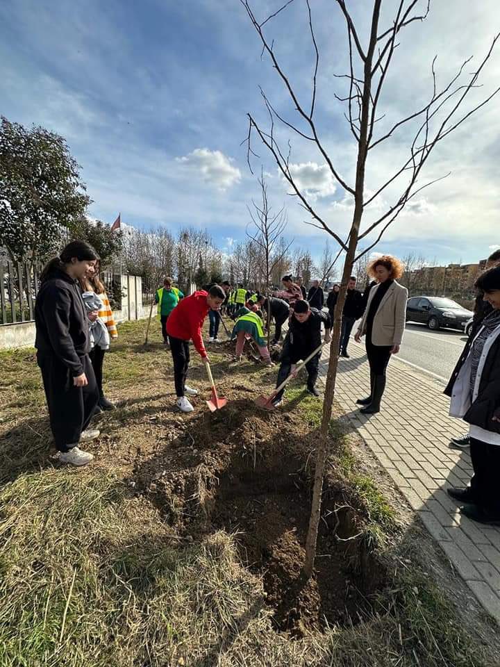 erionveliaj's tweet photo. MIRËMËNGJESI 💚

Dhe me 1️⃣6️⃣4️⃣ 🌳 pemë që iu shtuan Tiranës, ju uroj një javë të mbarë. 🥰 https://t.co/wwMXwdjOIG
