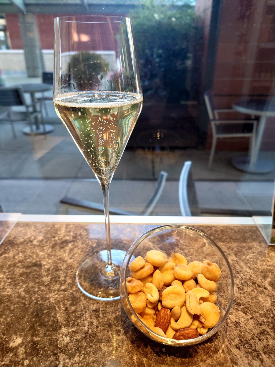 mob_mod_ss's tweet photo. ライヴ前に🥂 https://t.co/rI0Aqv5lde