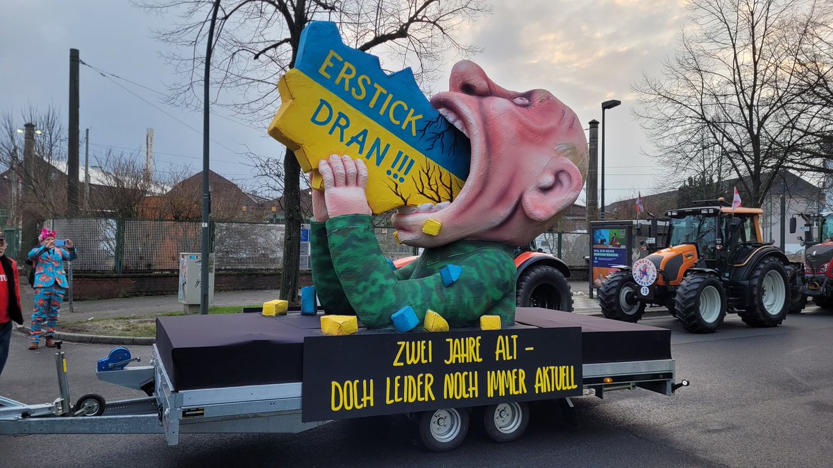 Nr. 3: Ausnahmsweise ein altbekannter Mottowagen – Putin soll an der Ukraine ersticken. Fuhr als brandneuer Wagen 2022 durch die Stadt, wenige Tage nach dem Start des Angriffskriegs. Heute nun Zoch-Premiere, weil das Thema laut Tilly immer noch aktuell ist. #rosenmontag #tilly