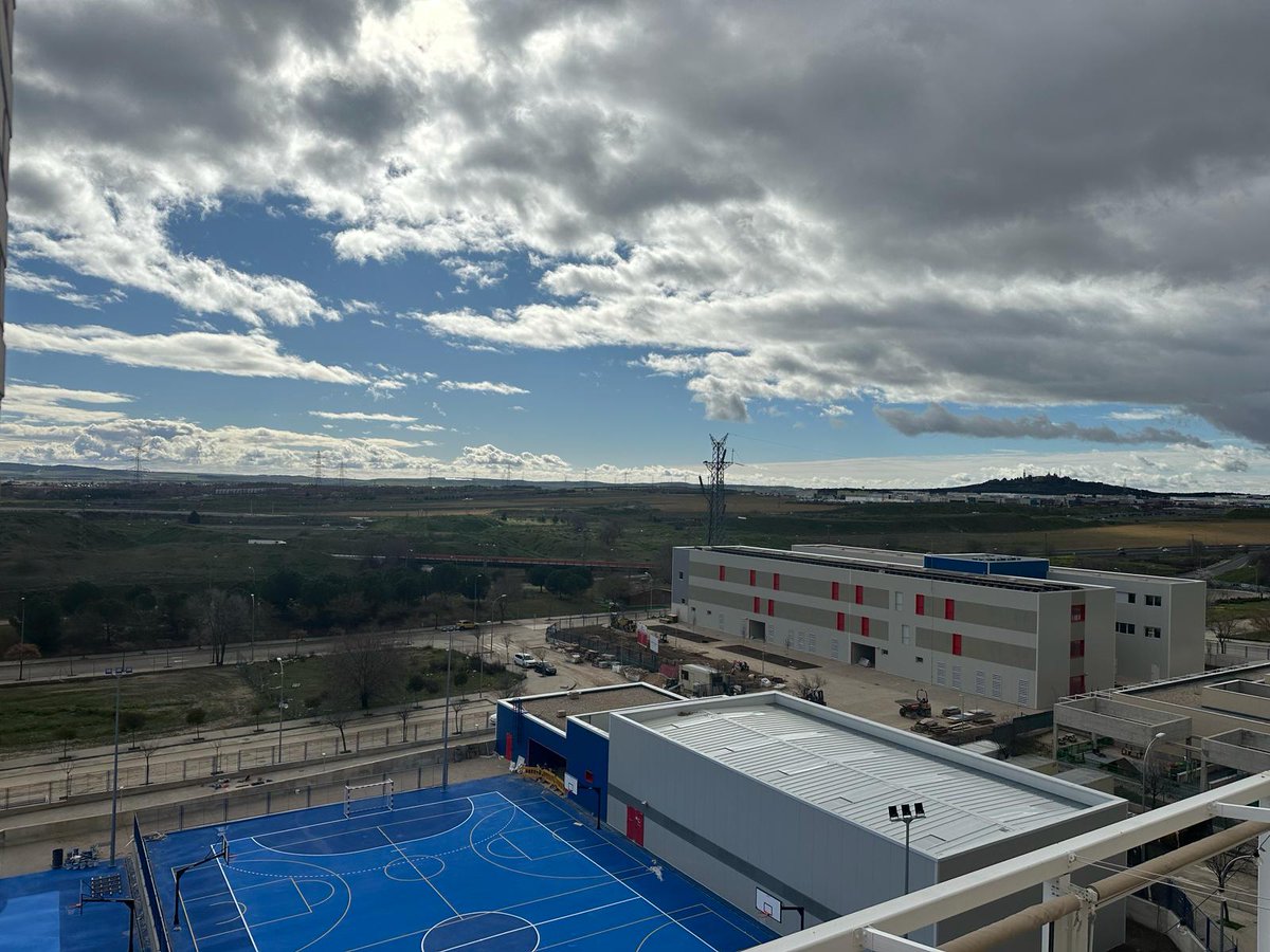 Siguen trabajando sin prisa en una obra que debería haber terminado el 30 de noviembre. Mientras, continúa el hacinamiento, la falta de espacios y de recursos. No les importa la educación d nuestr@s hij@s #objetivogoyri <a href="/IdiazAyuso/">Isabel Díaz Ayuso</a> <a href="/CoralBaez2/">Coral Báez Otermín</a> <a href="/EVicianaDuro/">Emilio Viciana</a> <a href="/AmpaJRJ/">AMPA JuanRamónJiménez Villaverde</a> <a href="/ampaiesgoyri/">AMPA IES MARIA GOYRI GOYRI</a>