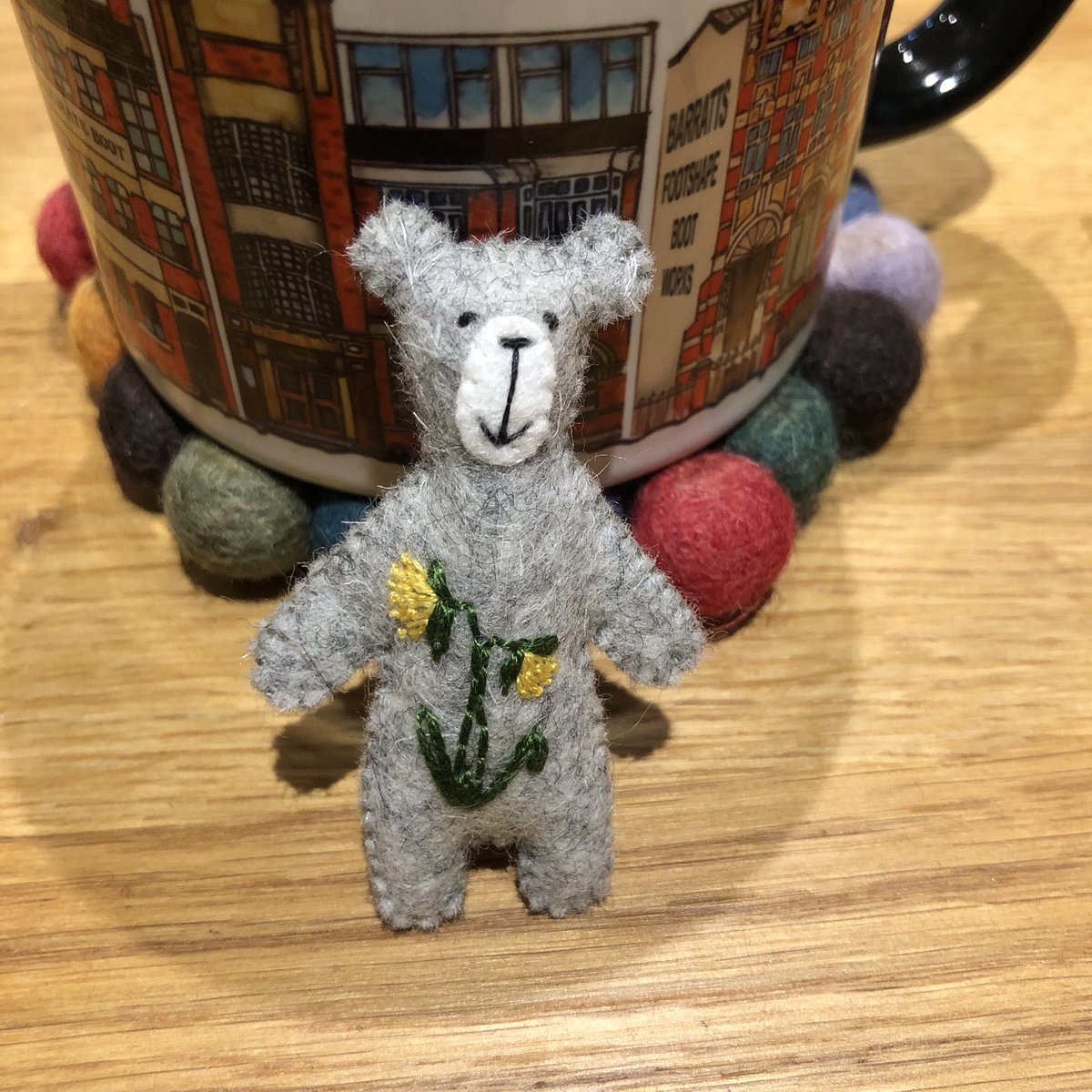 HeartFeltJudy's tweet photo. This little #pocketbear loves #spring 😊
#daffodil #bear #handsewn #bears #etsyseller #etsyshop #Collectibles #minibear #pockethug 😊💖🐻 https://t.co/pddGrWRFYp