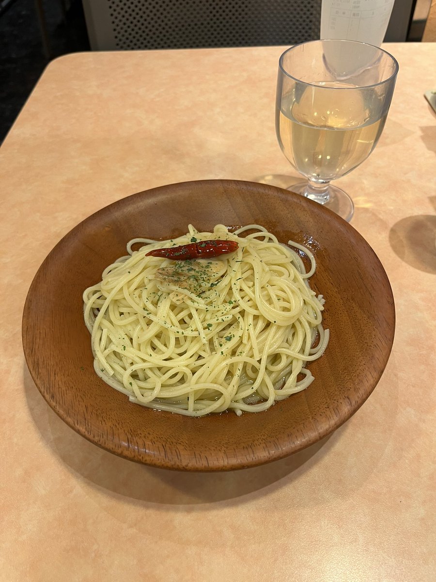 Samurai1Yutaka's tweet photo. サイゼ飲み
前からやりたかったけどコスパ良すぎる！
#昼飲み
#サイゼリヤ
#サイゼ飲み https://t.co/RyCNfBCexq