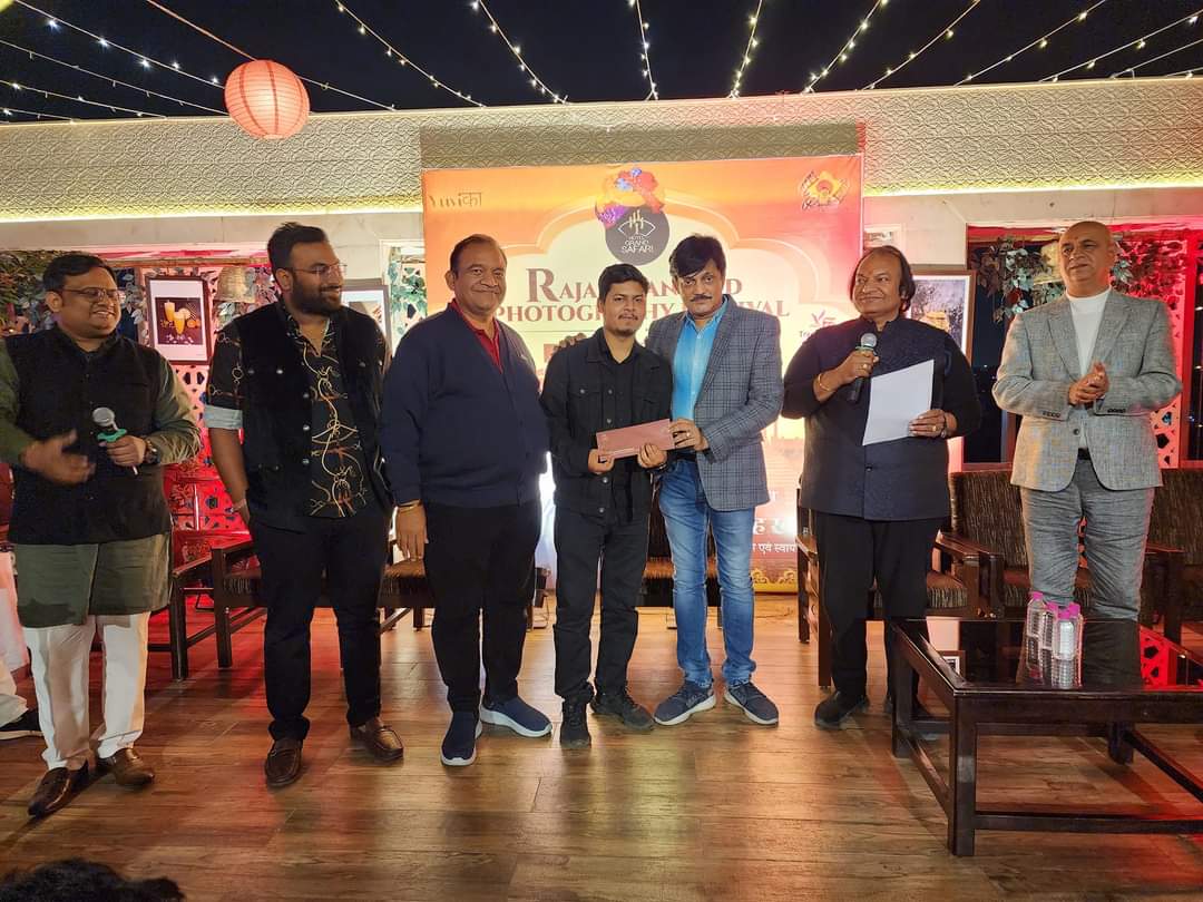 PawanGo80795197's tweet photo. दो दिवसीय राजस्थान फूड फोटोग्राफी फेस्टिवल के समापन समारोह पर मुख्य अतिथि के रूप में स्वायत शासन एवं नगरीय विकास मंत्री श्री झाबर सिंह खर्रा जी ने शिरकत की समापन के अवसर पर फूड ब्लॉगर्स एवं फूड फोटोग्राफर्स को सर्टिफिकेट देकर सम्मानित किया और बेस्ट फोटोग्राफर्स को पुरस्कृत किया इस अवसर पर कई गण्यमान लोगो ने शिरकत की व कार्यक्रम को सराहा कार्यक्रम में विभिन्न शहरों से 300 से अधिक फोटोग्राफर्स ने कार्यक्रम में हिस्सा लिया। कार्यक्रम का आयोजन सफारी ग्रुप द्वारा किया गया संयोजन संजय कुमावत द्वारा किया गया।
#foodblogger #jaipur #rajasthaniculture #photography