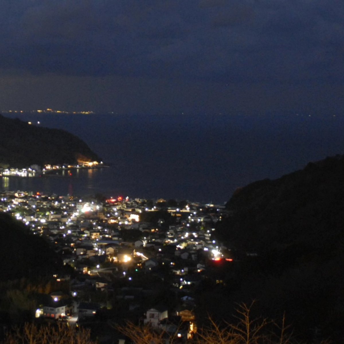 Couichi05S's tweet photo. 久々の旅行そして、オールド一眼レフで撮影📷

高台からの夜景

宿泊施設のイルミネーション

昭和レトロのお店 https://t.co/jKY4nIb8cL
