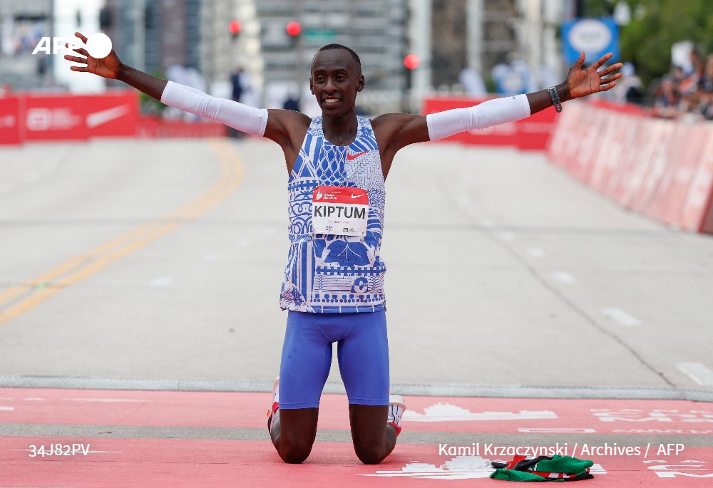 🇰🇪 Kenya: le recordman du monde du marathon Kelvin Kiptum est mort dans un accident de la route dimanche soir. L'athlète de 24 ans était favori pour le titre olympique aux Jeux de Paris cet été #AFP