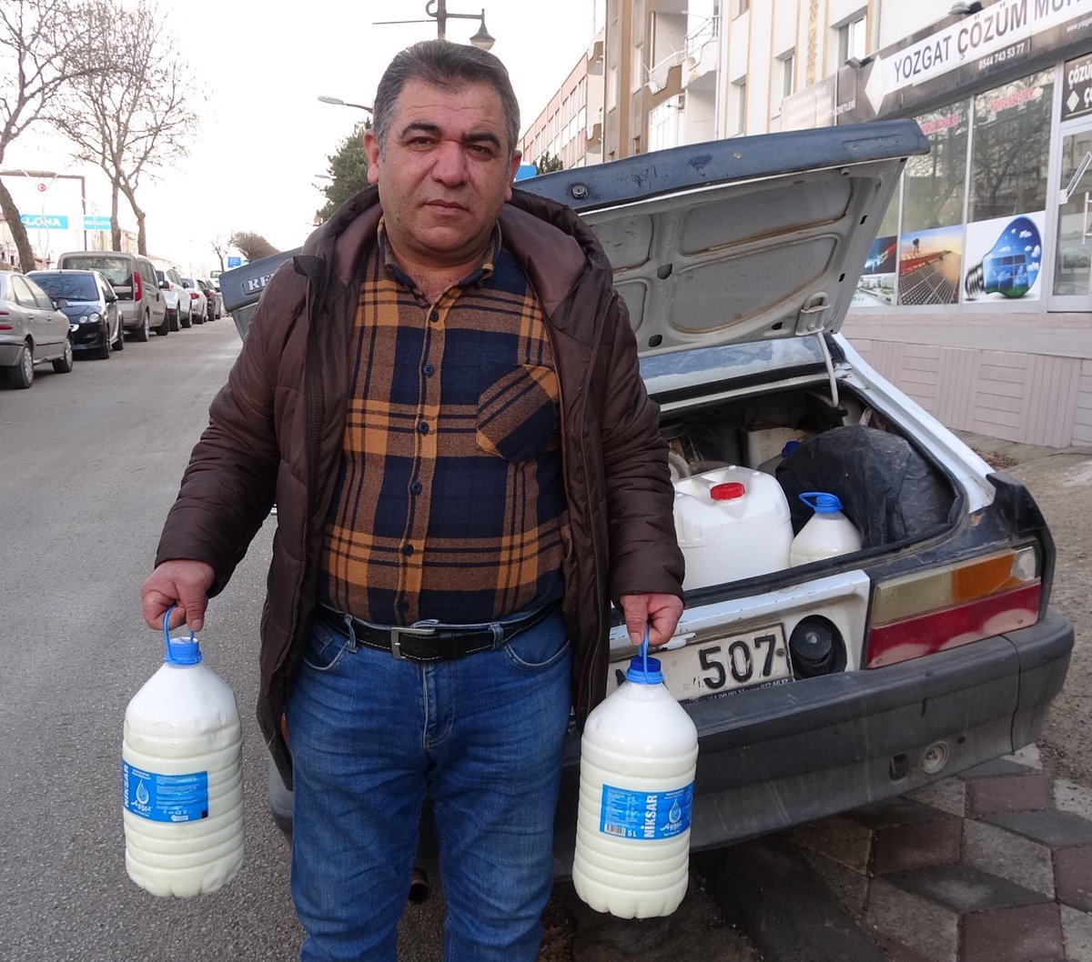 Yozgat'ta bir sütçü, kentte ortalama 100 TL'den satılan 5 litre sütü, müşterilerinin gelir durumuna göre satıyor.

• Emeklilere 60 TL
• Asgari ücretlilere 70 TL
• Memura 100 TL