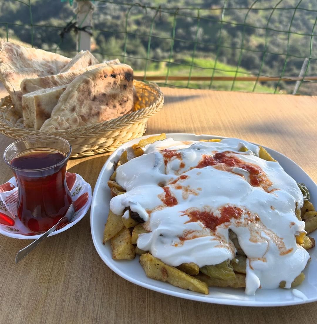 iktm09's tweet photo. Yeni haftaya iyi başlamak istiyorsanız eğer, bir #Aydın’lı olarak fotoğraftaki güzelliği hazırlamanızı tavsiye ediyoruz.  #Çay, sıcak #bazlama ekmek ve biberli, patlıcanlı #kızartma dan oluşan sofrayı hazırlamışsanız, bi de yeşil zeytinlere karşıysanız değmeyin keyfimize.
+++ https://t.co/mBXetRh24G
