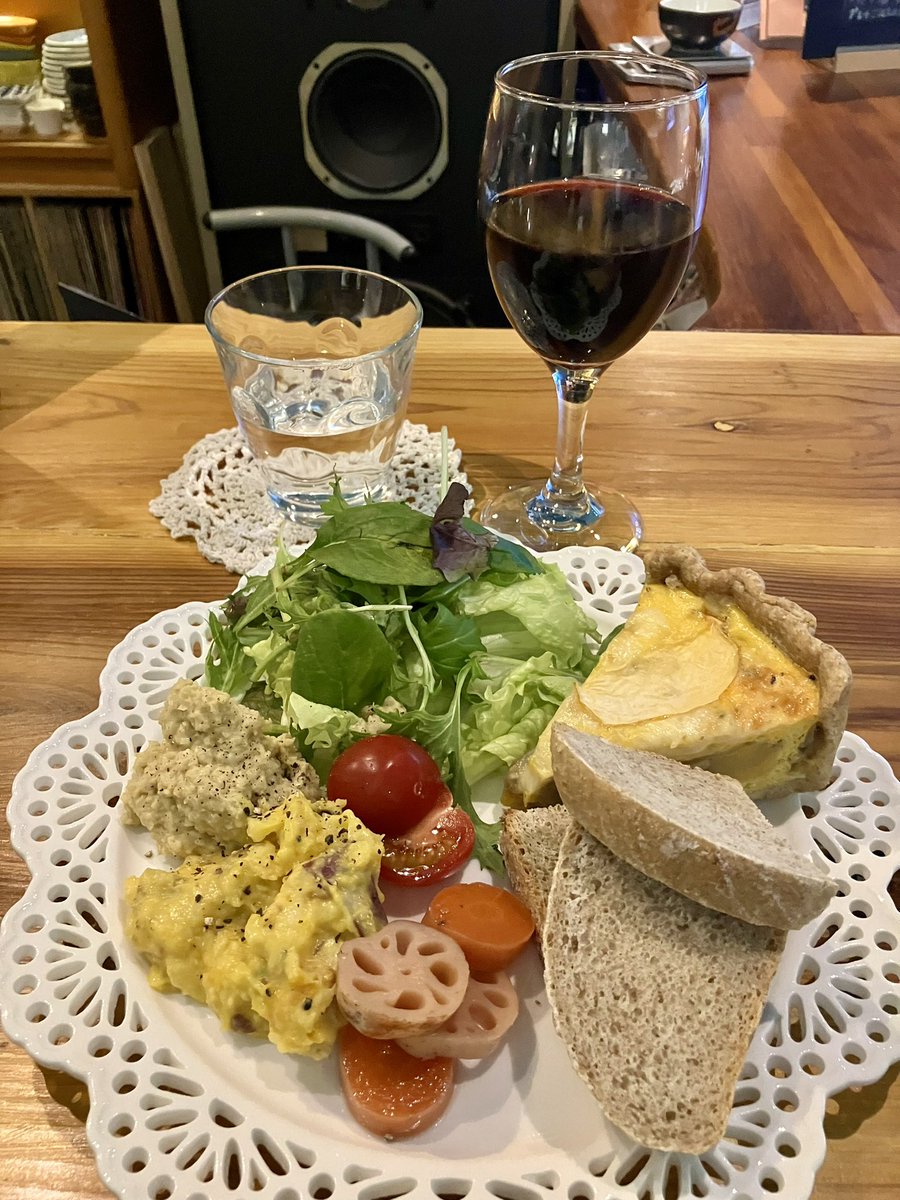 michiko0505r's tweet photo. acopeさんなう♫
これこれ、これが食べたかったのよ🥰💕
もう綺麗だし美味しいし最高〜👍
#キッシュプレート #acope https://t.co/5VCW8d2i9Y