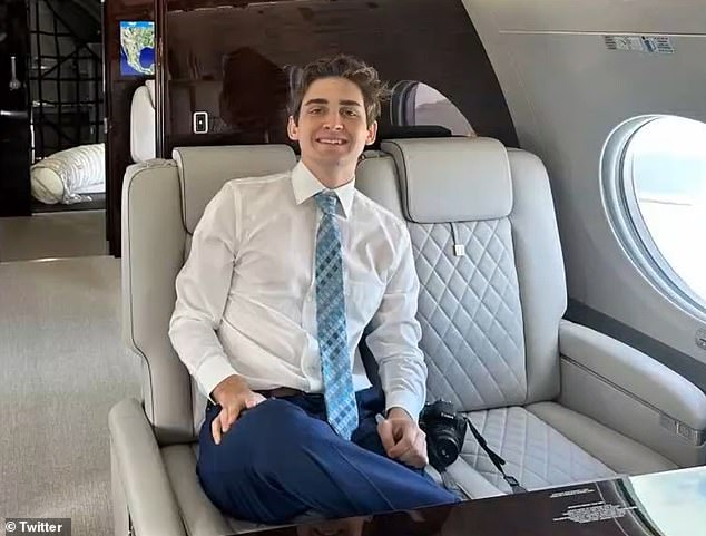 ElectricNews3's tweet photo. Jack Sweeney: the airplane student who angers Taylor Swift and Elon Musk https://t.co/VuQt0qdk17 #ElonMusk #JackSweeney #TaylorSwift https://t.co/hNi0KPrcwN
