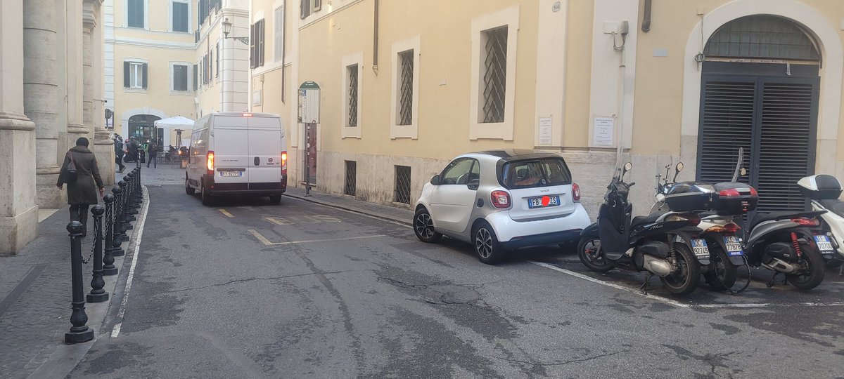 @lorenzabo @gualtierieurope anche stamattina la solita smart bianca, che ormai ha un suo parcheggio privato sul marciapiede a Piazza di Pietra (Via de'Burro). Segnalata OTTO volte ai vigili, non è mai successo nulla. Ma com'è possibile? Ci sapete dire di quali privilegi goda?