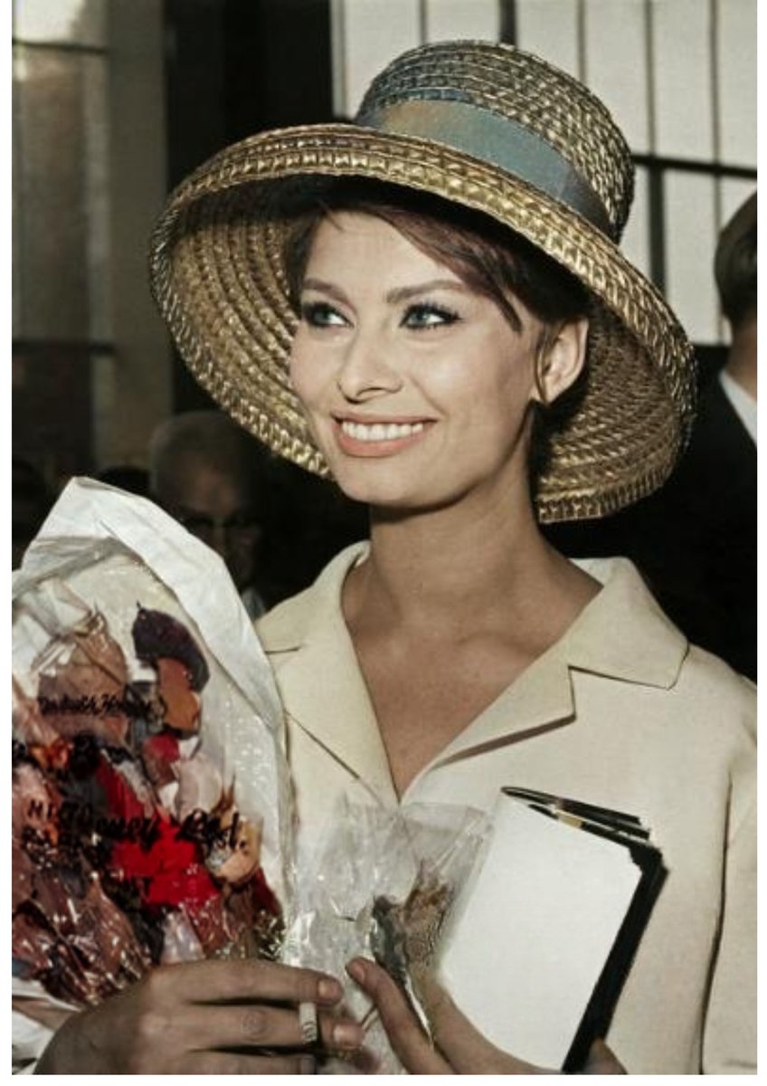 Incredible to see how effortlessly elegant  Sophia Loren looked in this photo! Her grace and charisma are truly unmatched, leaving a lasting impact on Hollywood and beyond. #TimelessIcon #VintageGlamour bit.ly/2MfXpkn