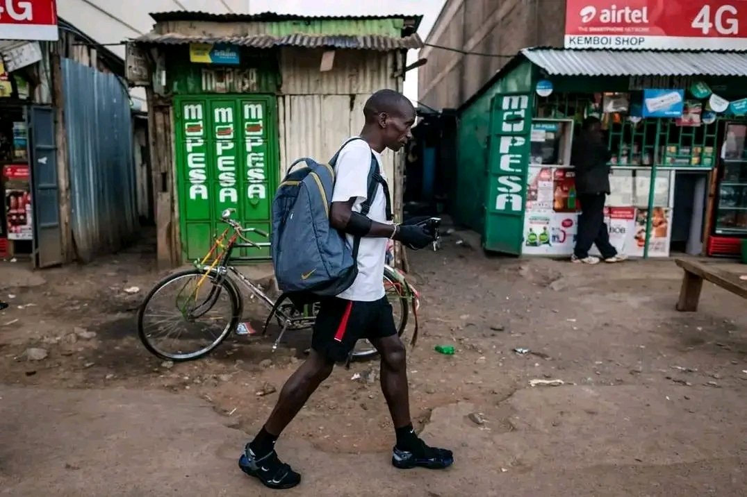 omwambaKE's tweet photo. Eliud Kipchoge in the streets of Eldoret Kenya Vs Eliud Kipchoge in the streets of Vienna, Austria! https://t.co/yeYzYcEzbX