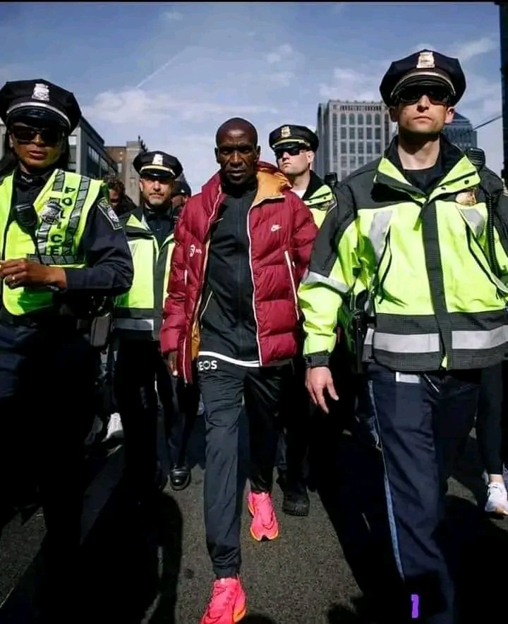 omwambaKE's tweet photo. Eliud Kipchoge in the streets of Eldoret Kenya Vs Eliud Kipchoge in the streets of Vienna, Austria! https://t.co/yeYzYcEzbX