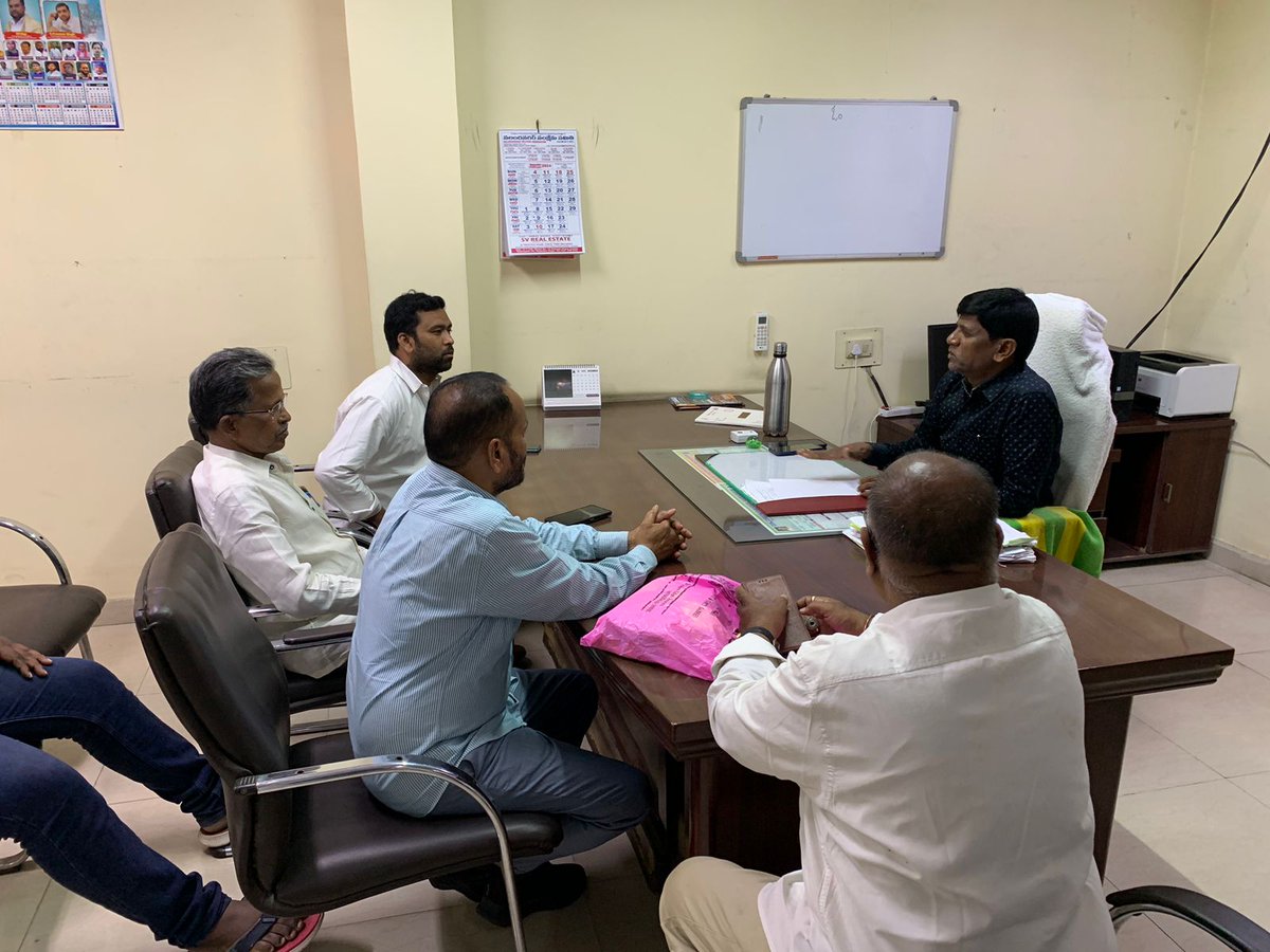 DavidKorani's tweet photo. ఈరోజు రాజేంద్రనగర్ బుద్వేల్ టీచర్స్ కాలనీ లో సమస్యలపై రాజేంద్రనగర్ జిహెచ్ఎంసి అధికారి EE గారిని కలిసి సమస్యలపై వివరించడం జరిగింది తక్షణమే పనులు అయ్యే విధంగా చేస్తానని హామీ ఇవ్వడం జరిగింది ఇందులో పాల్గొన్నవారు టీచర్స్ కాలనీ ప్రెసిడెంట్ భాస్కర్  కమిటీ మెంబర్స్ మరియు కోరని దయానంద్ https://t.co/tveStuXDdT