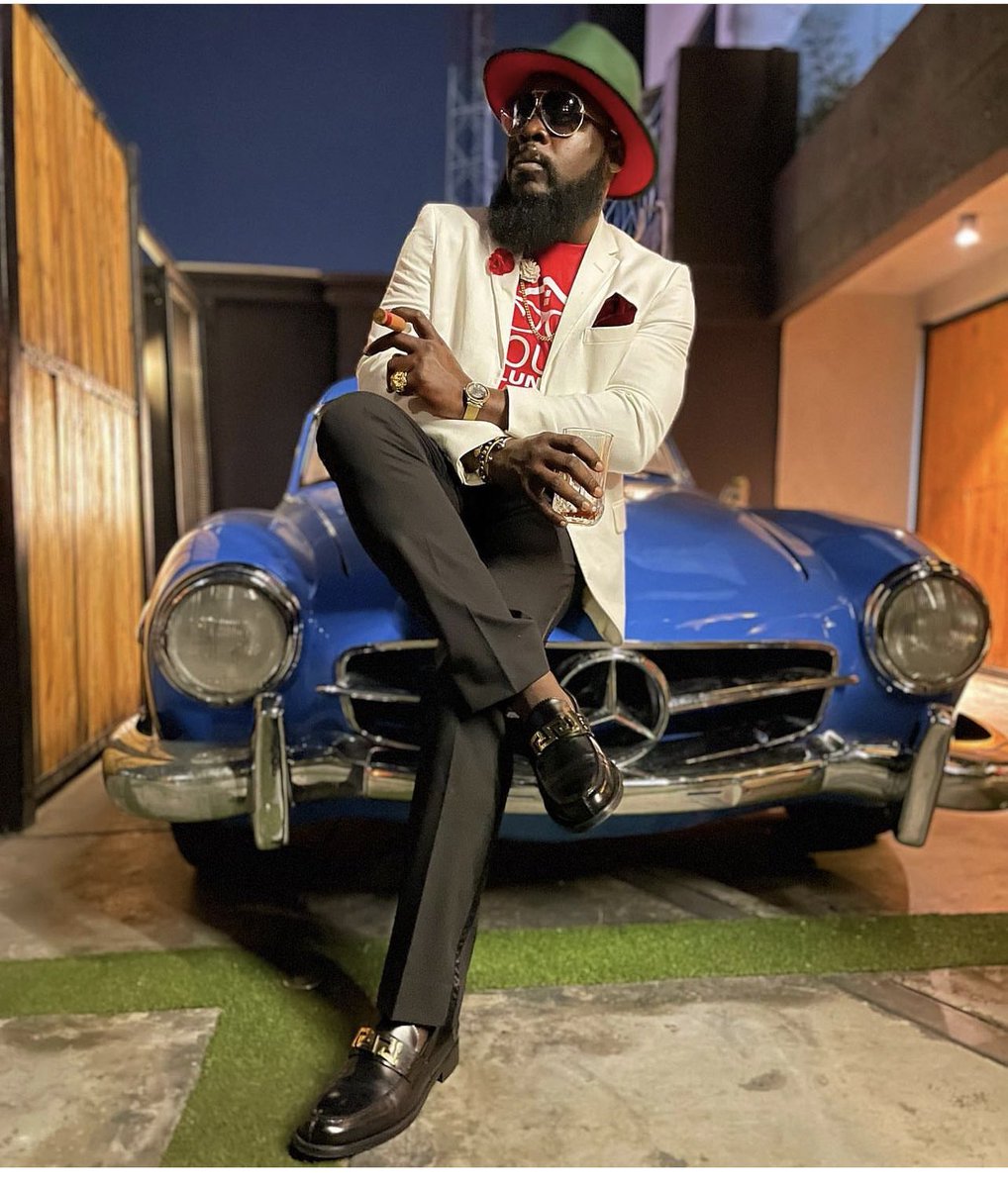 akintollgate's tweet photo. Logging off Twitter for some time to focus on my daily N2k as country don hard well, well! 
Please don't burn down the building. Abeg If I dey owe you Valentine's gift, you will hear from me February 2025! 🙏🏾

#benzclassic https://t.co/LrYzVto3gi