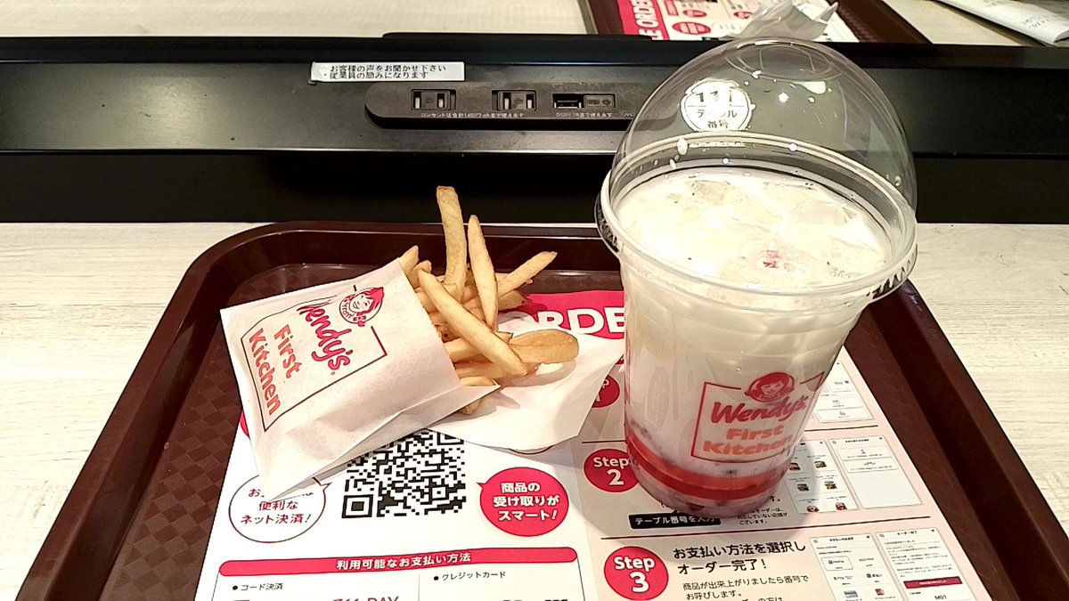 s_chan_13's tweet photo. 久しぶりにマック以外のとこ入った。

ミルクタピオカおいしっ✨ https://t.co/3VwT0ox31o