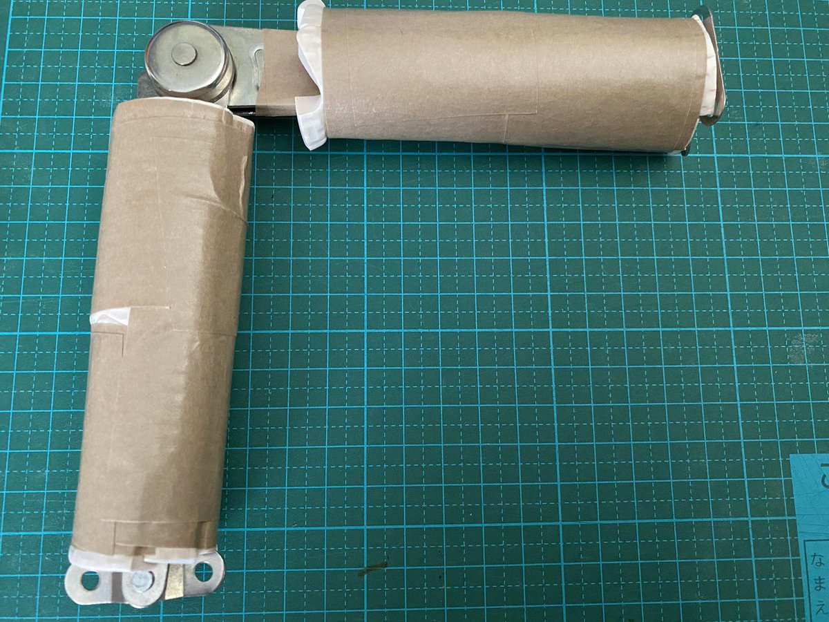 49LoHexa's tweet photo. こちらヒンジを2枚重ねしてジョイントマットの端くれで挟んで無理やり円柱に近づけ軸にしたものです
ここからマットで更に軸作って肩関節を作る
マット軸は意外と良いので股関節とかもコレで作る予定
ただ今日はガムテがないのでまた今度
今年中にエアドールベースのボディ卒業したいね https://t.co/Axqr7Wopxm